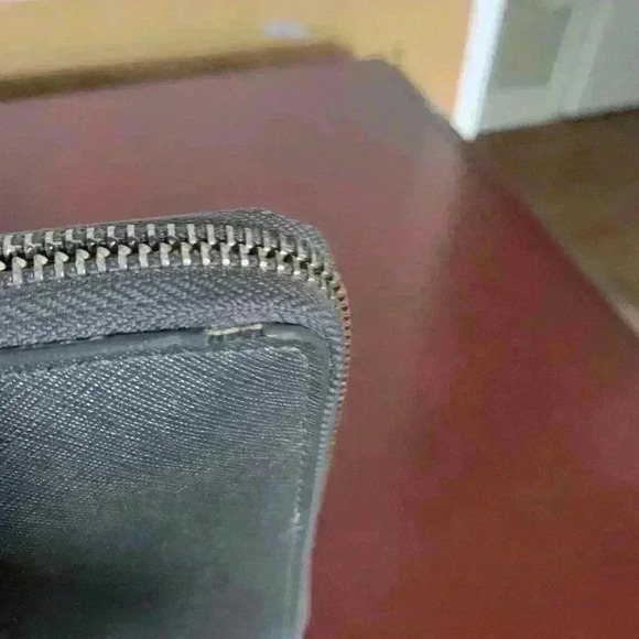 Danier leather  wallet - Picture 8 of 8